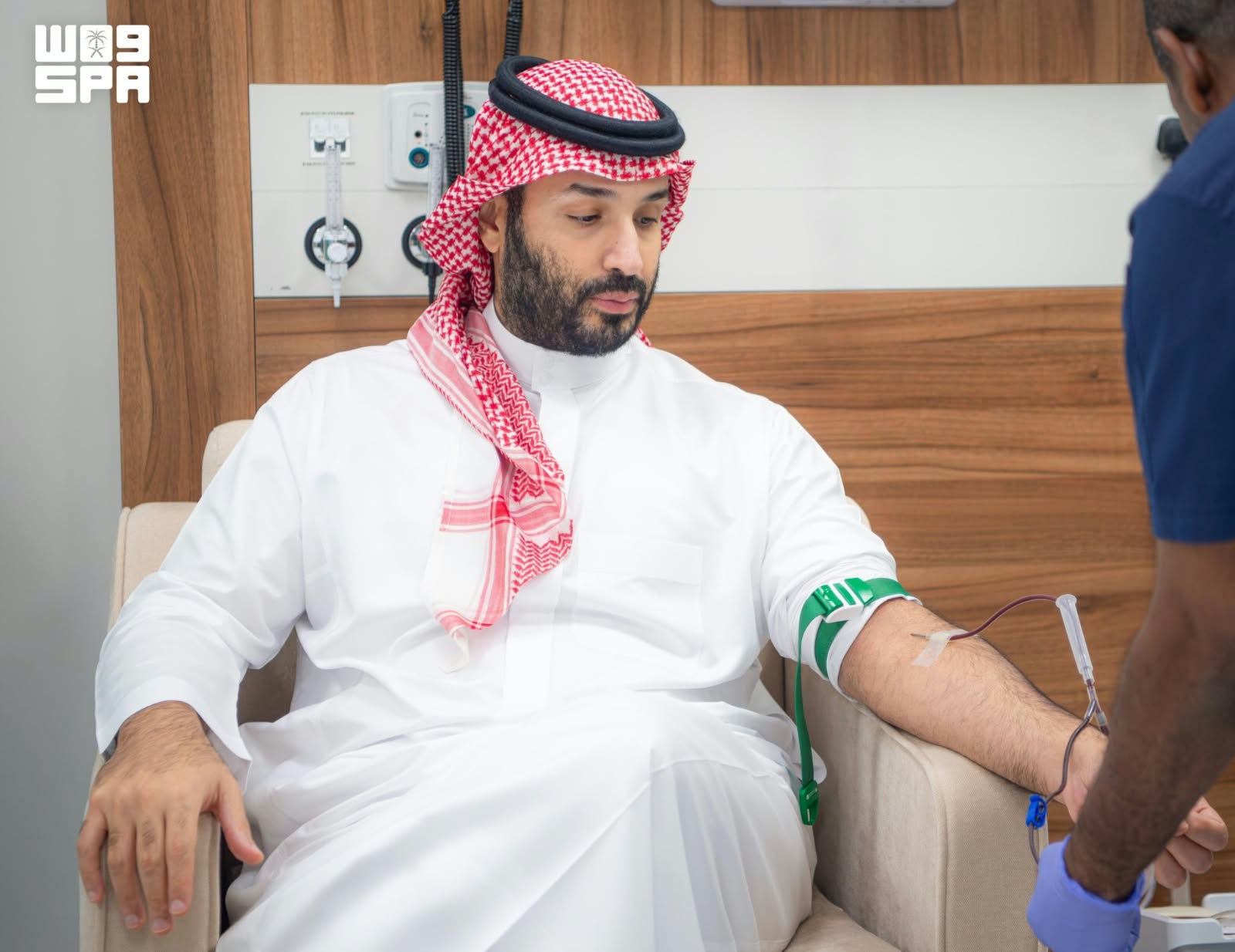 ولي العهد يتبرع بالدم ويطلق الحملة الوطنية السنوية للتبرع بالدم لعام 2026