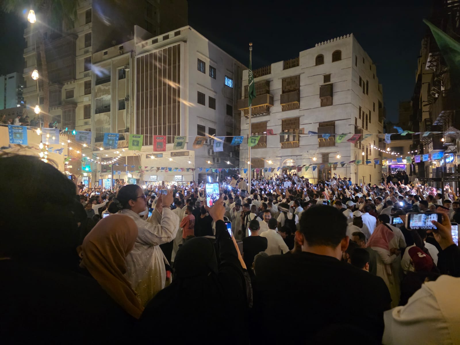 جدة التاريخية تتحول إلى مدرج جماهيري مفتوح وساحة نصيف تحتضن أهازيج الخليج. ضمن فعاليات خليجي(27)