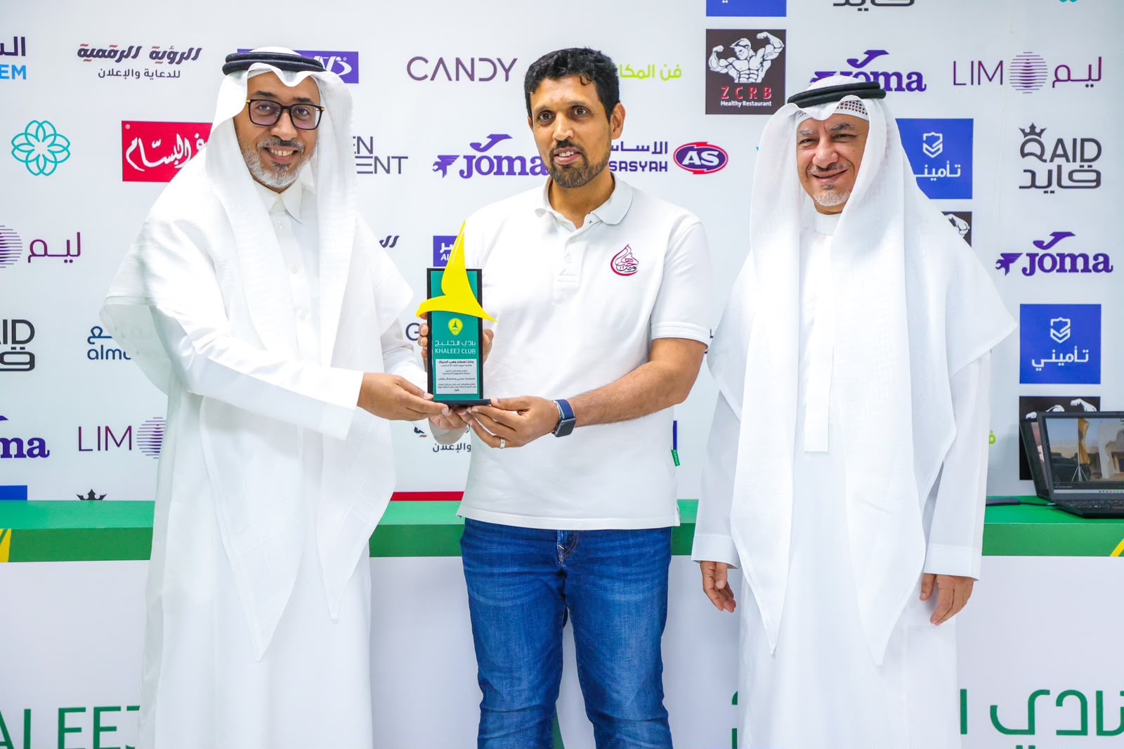 المهندس احمد خريدة يكرم فريق العمـل .. 324 متبرعاً في حملة