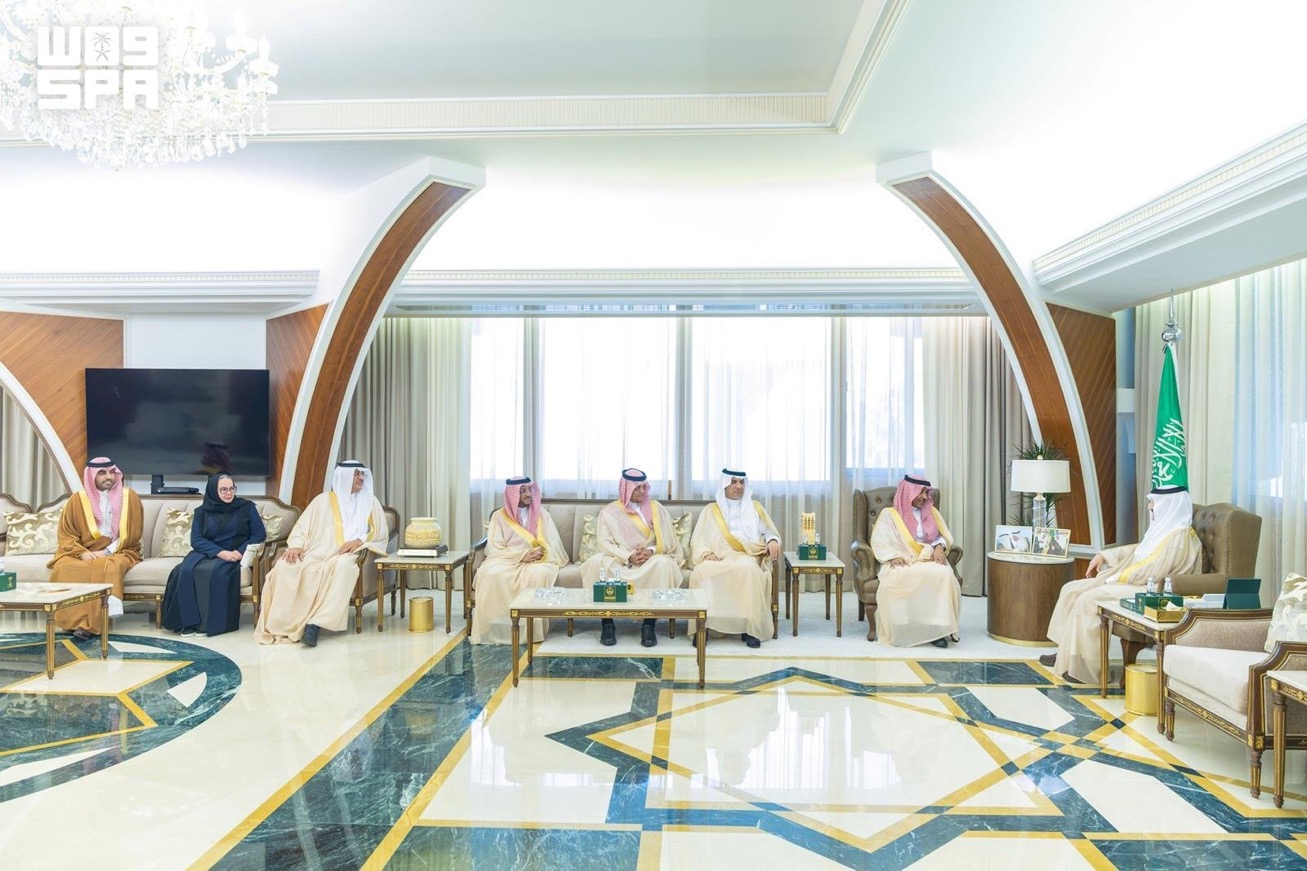 سمو أمير المنطقة الشرقية يستقبل معالي وزير الإعلام