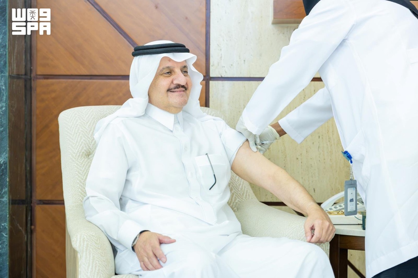 أمير المنطقة الشرقية يُدشِّن حملة التطعيم ضد الإنفلونزا الموسمية